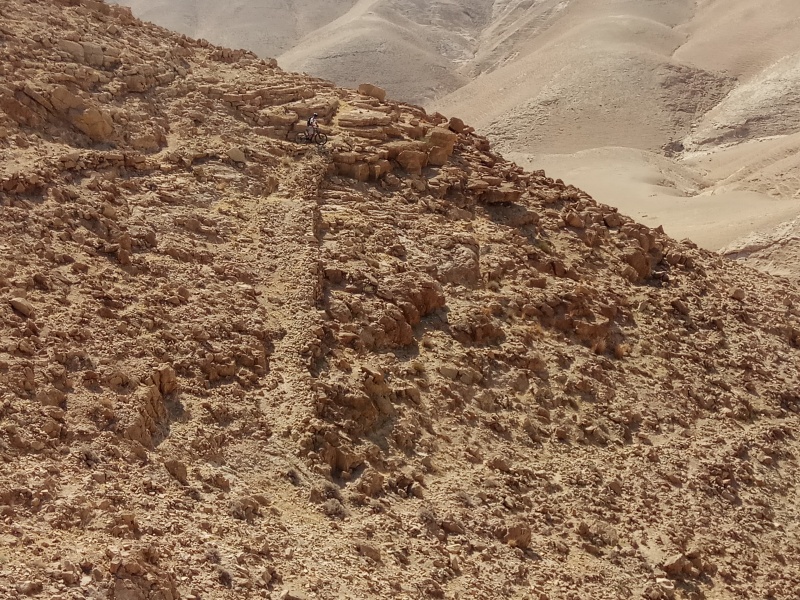 קובץ:הירידה מהלאורה לקומראן.jpg