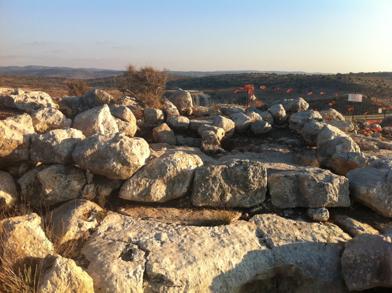 קובץ:ממצאים ארכיאולוגיים - בית החווה הביזנטי בכיפה המערבית מבט לדרום.JPG