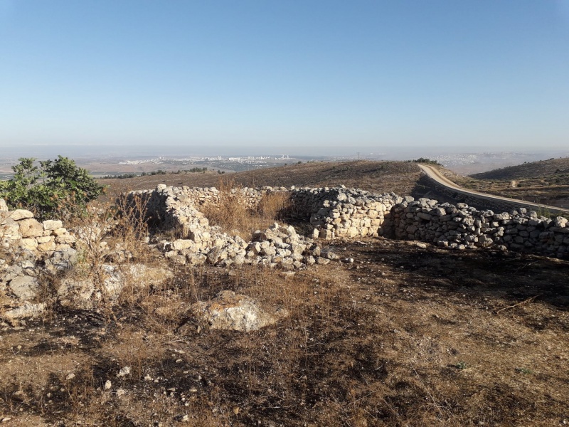 קובץ:חרבתחמיסב.jpg