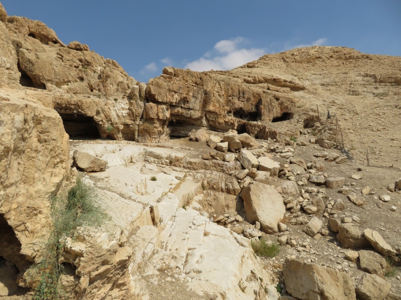 קובץ:מערותמוכליךמזרחה.jpg