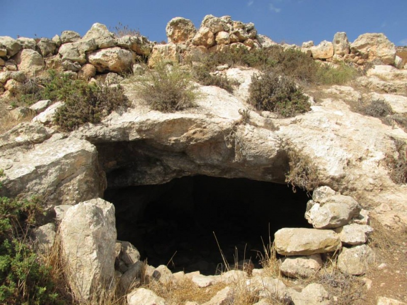 קובץ:מערתעביד.jpg