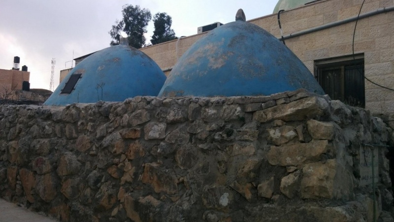 קובץ:מקאם שיח סעיד בג'ינספוט. בחצר המסגד מוקף חומה..jpg