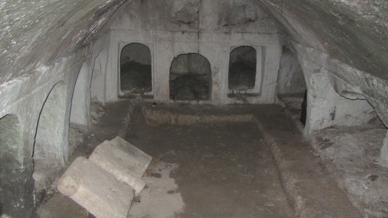 קובץ:פנים אחת המערות בקבר יואל.JPG