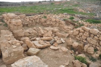 שרידי העיר הן התקופה החמונאית ובית שני על הגבעה ממול וצפון לצומת ה-T גבעת אסף (7).jpg
