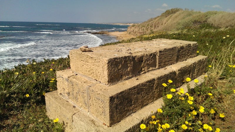 קובץ:Caesarea rabbi abbahu false tomb mark.jpg