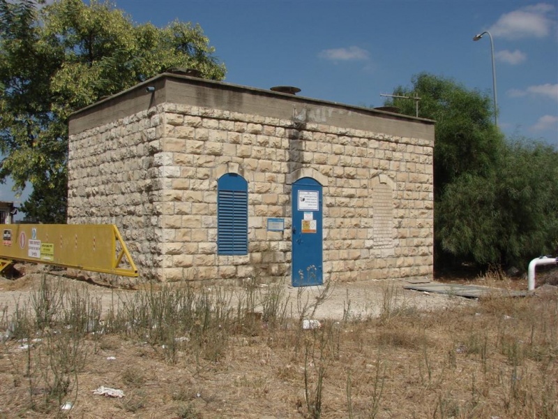 קובץ:Stones house in the gate of Tirat Yehuda (Large).jpg